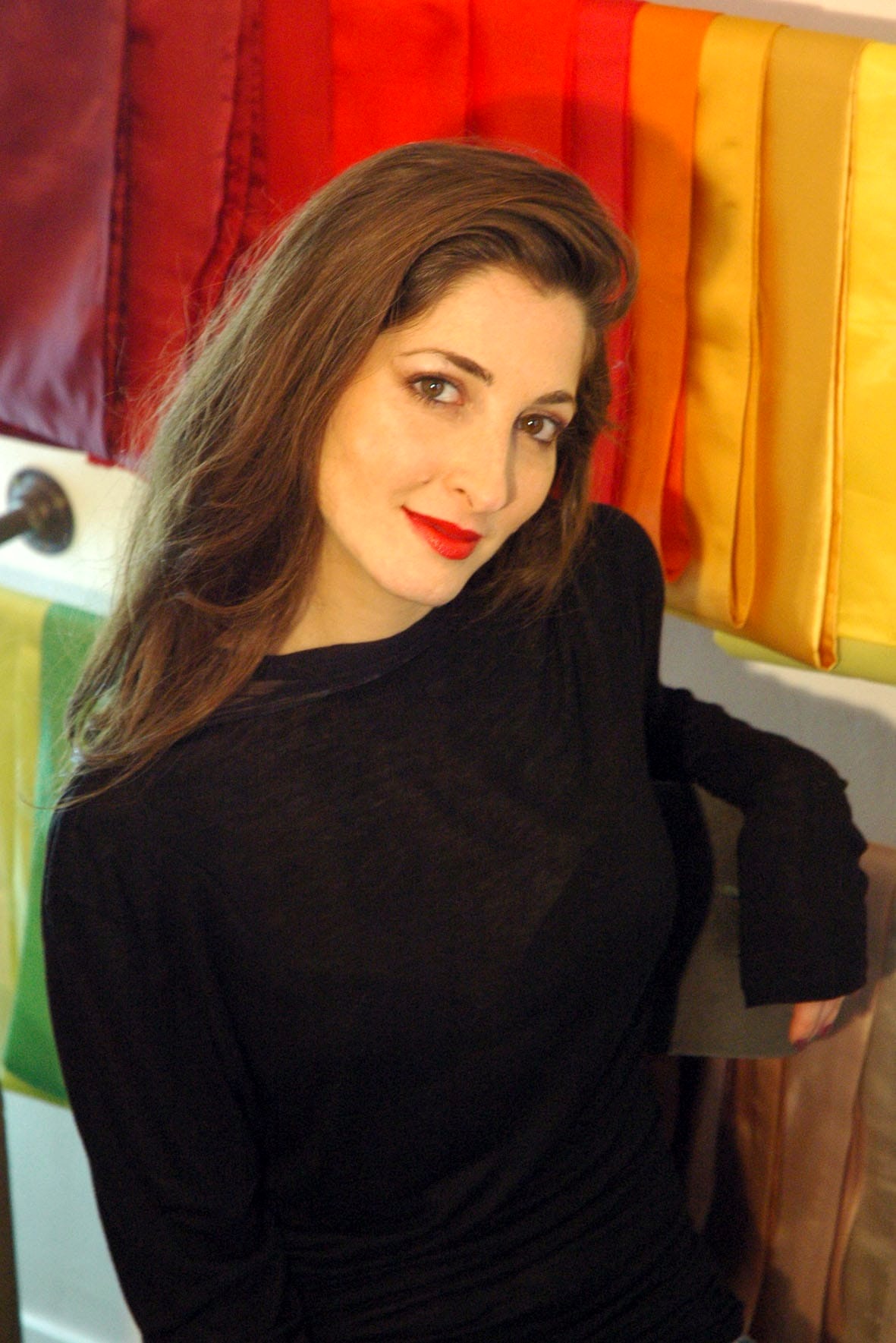 Sivan, Light Soprano, Portrait mit rotem Lippenstift vor buntem Vorhang